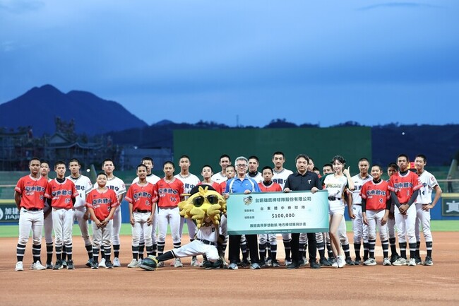 台鋼雄鷹捐贈10萬元給台東體中  協助重建棒球場 | 華視新聞