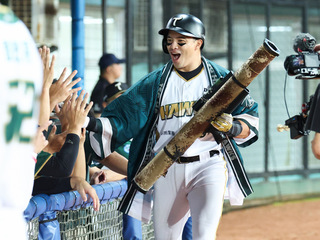 吳念庭敲本季首轟助雄鷹搶勝 笑言要努力賺奶粉錢