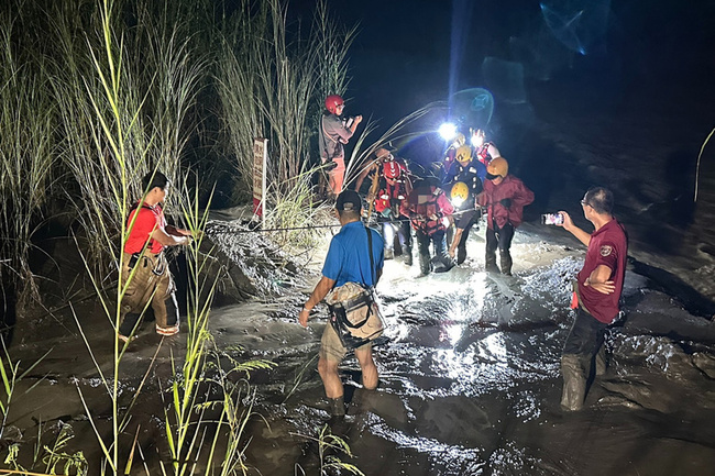台南左鎮婦人巡田遇溪水暴漲　特搜隊員涉水助脫困 | 華視新聞