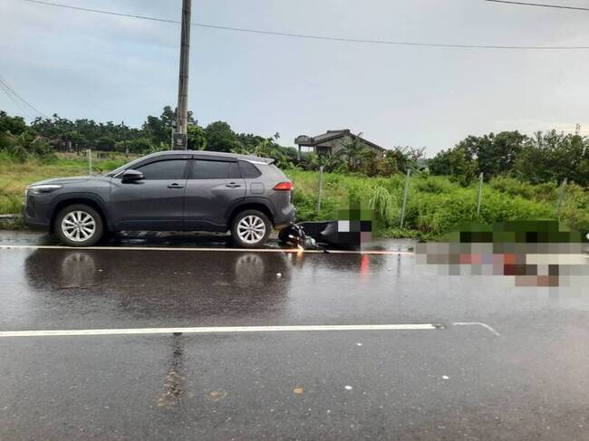 屏東機車騎士疑閃路邊車輛滑倒　遭大客車輾斃 | 華視新聞