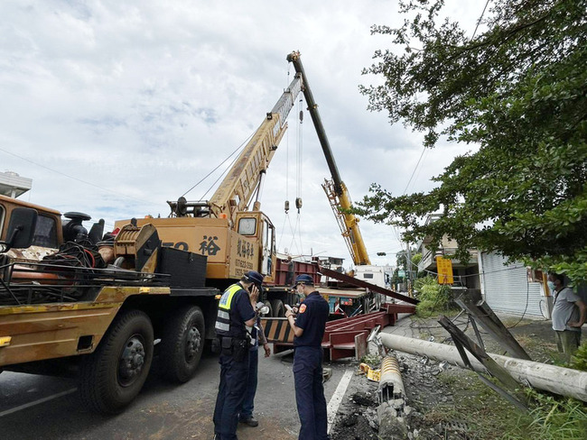 聯結車鋼材撞斷電桿　釀高市燕巢區513戶停電 | 華視新聞