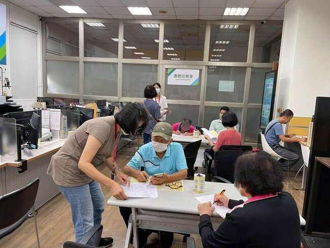 促進中高齡人力資源運用  中市府打造銀髮就業專櫃 | 華視新聞