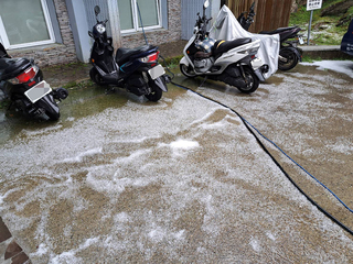 合歡山午後降5分鐘冰雹　遊客望無數冰粒雀躍驚呼