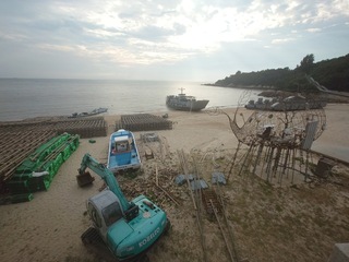 馬港沙灘雜物礙藝術島作品美觀  縣府：月底前復原