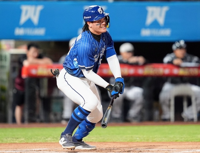 張育成開轟單場敲4安　悍將灌9分擊潰桃猿 | 華視新聞