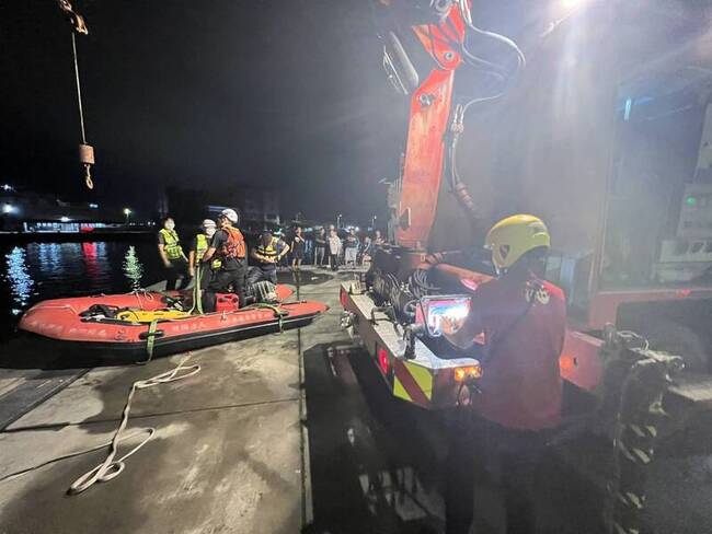 屏東東港機車騎士疑帶車落海　消防持續搜救 | 華視新聞