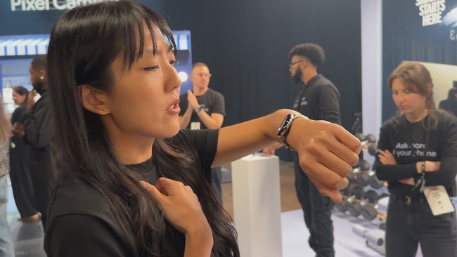 Google智慧手錶加入舉手對話功能  輕抬手腕AI就能用 | 華視新聞