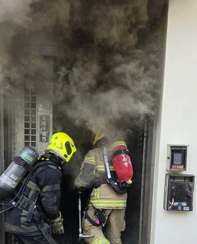 台南中西區民宅疑變電箱起火　緊急疏散6名租客 | 華視新聞