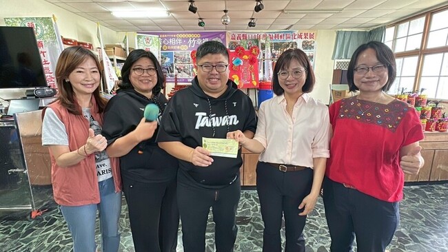 綠委們化身總舖師嘉縣辦共餐  讓義竹災民暖胃暖心 | 華視新聞