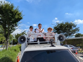 盧秀燕陪江啟臣掃街籲守民主  罷團機車拜票深入地方