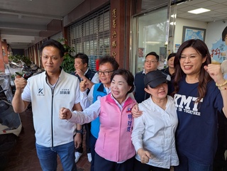 盧秀燕與藍委助楊瓊瓔掃街　罷團路口舉牌宣傳罷免