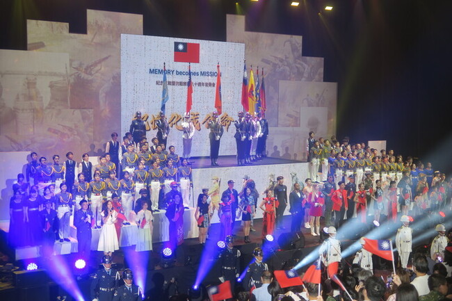 國防部辦音樂會　顧立雄頒紀念徽章給抗戰老兵 | 華視新聞