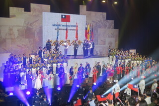 國防部辦音樂會　顧立雄頒紀念徽章給抗戰老兵