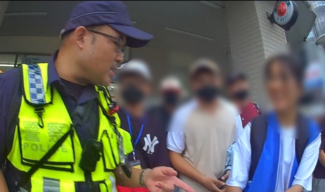 越南僑生台中迷路　警方與女大生協助返宿舍 | 華視新聞