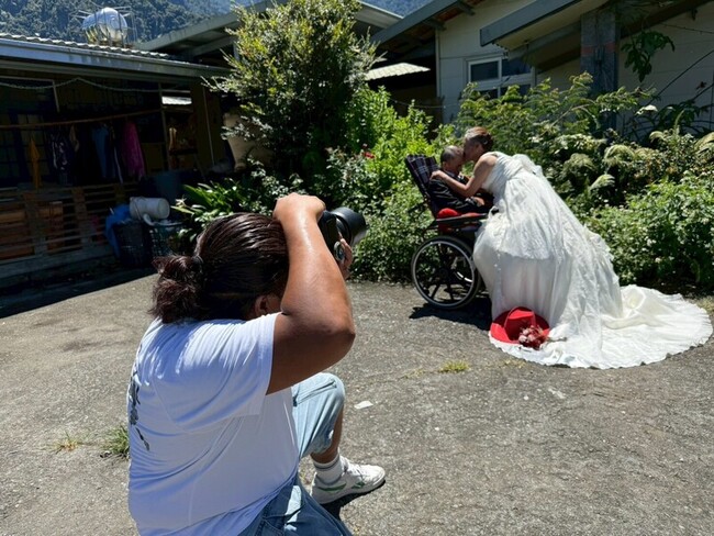 遲來38年婚紗照　創世攜手職人助植物人家庭圓夢 | 華視新聞