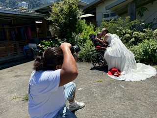 遲來38年婚紗照　創世攜手職人助植物人家庭圓夢