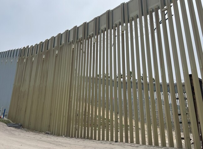 川普要求美墨邊境圍牆塗黑　社會反應兩極 | 華視新聞