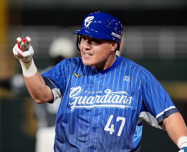 張進德生涯首度盜壘成功  笑稱沒出局就是貢獻 | 華視新聞