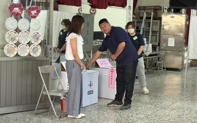 陪游顥、馬文君投票　許淑華：盼執政黨心思放國政 | 華視新聞