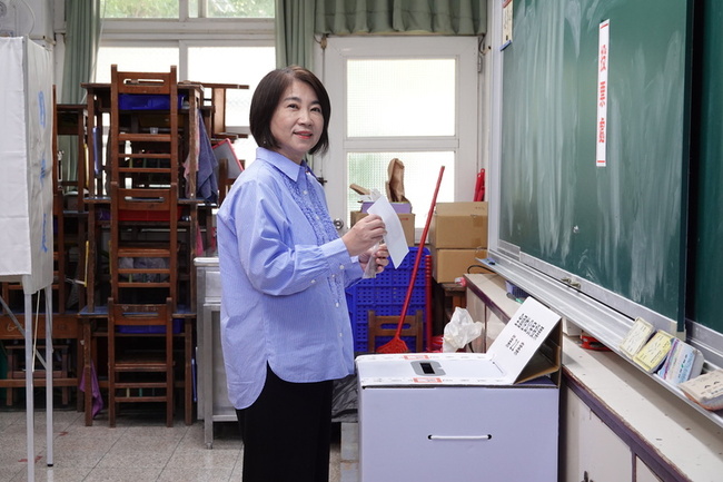 核三重啟公投　屏東縣長周春米完成投票 | 華視新聞