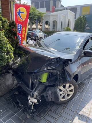 台中無照男開車闖紅燈　騎士遭撞送醫不治