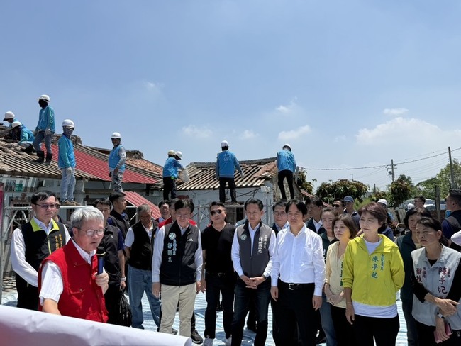 賴總統視察七股災後復原　爬梯遞水慰勞工班 | 華視新聞