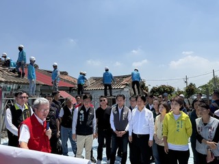 賴總統視察七股災後復原　爬梯遞水慰勞工班