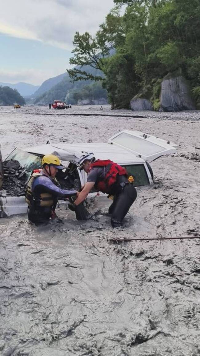 越野車隊南投萬大溪溯溪　頭車陷急流、駕駛溺斃 | 華視新聞