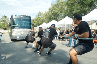 警消徒手拉動22噸巴士　為洛杉磯野火重建募款