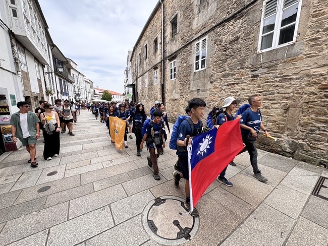 竹市光武國中走讀西班牙　師生徒步挑戰162公里 | 華視新聞
