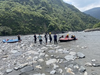 屏東霧台玩漂漂河疑水流湍急不敢動　7人待援