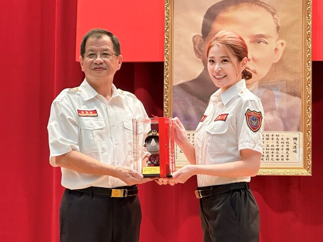 李燕任新北消防大使　捐贈器材號召做公益 | 華視新聞