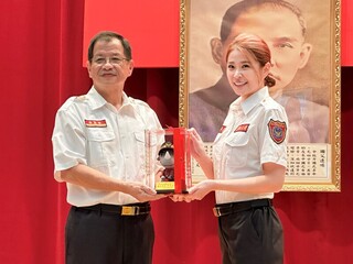 李燕任新北消防大使　捐贈器材號召做公益