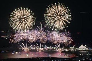 淡水煙火加民歌演唱　漁人碼頭吸引逾8萬人同樂