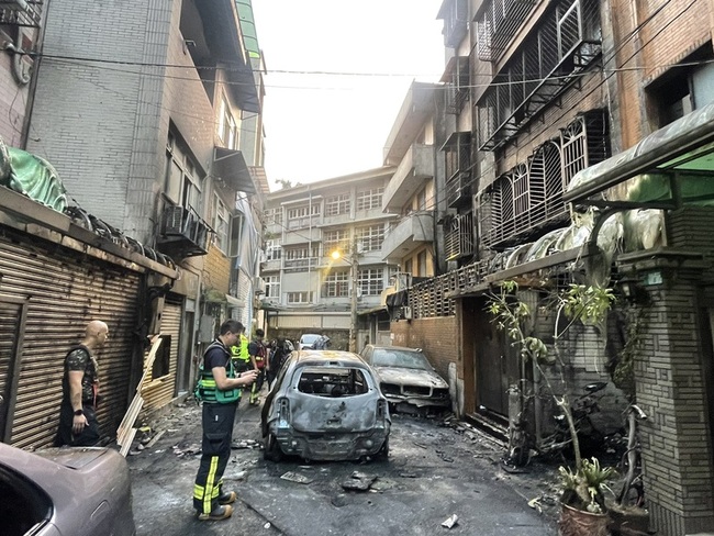 新北新店疑汽車縱火延燒公寓　8人送醫 | 華視新聞