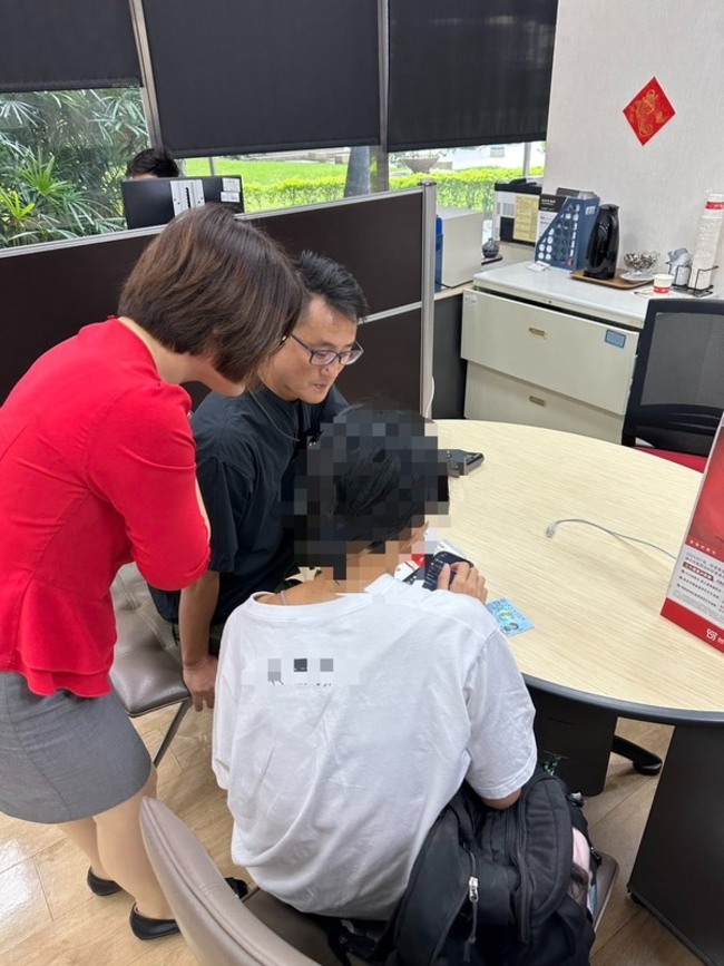 馬來西亞籍女僑生遭APP詐騙　台中警銀阻止匯款 | 華視新聞