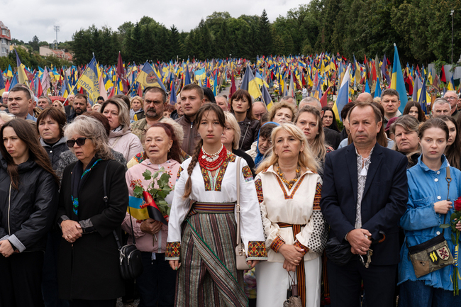 烏克蘭獨立日氛圍低沉　利維夫民眾緬懷戰亡親人 | 華視新聞