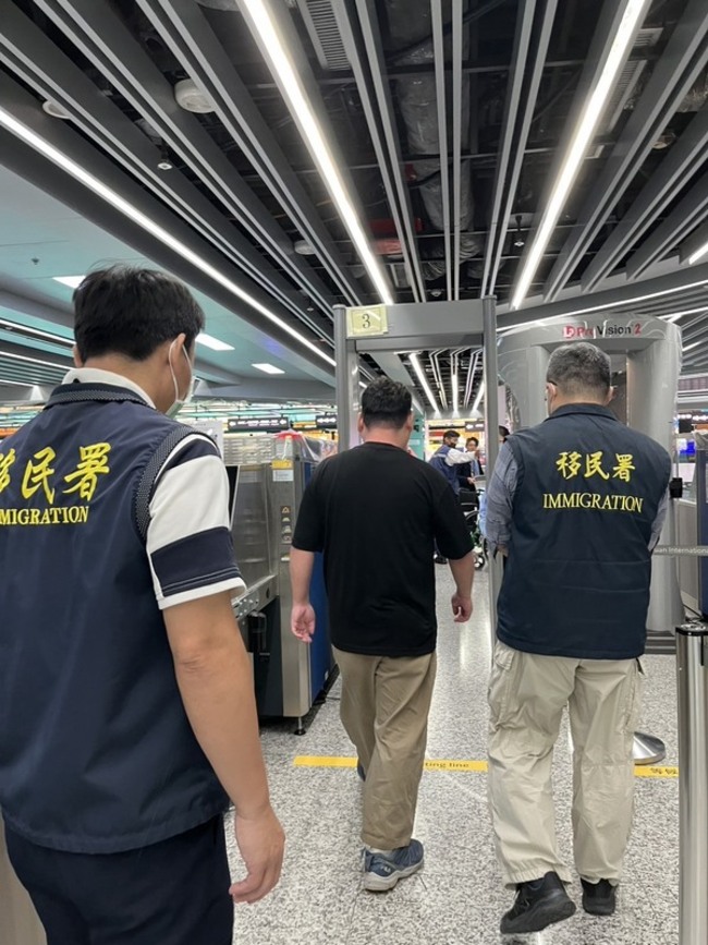 2日男持五星旗在西門町宣講 移民署：已驅逐出境 | 華視新聞