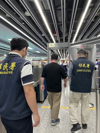 2日男持五星旗在西門町宣講 移民署：已驅逐出境