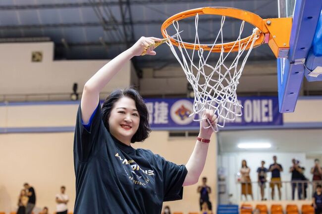 文大校友嚴陳莉蓮捐千萬  挺籃球助弱勢生 | 華視新聞