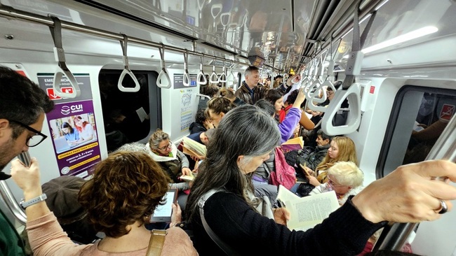 阿根廷地鐵化身閱讀魔法列車　乘客攜書共讀擠滿車廂 | 華視新聞