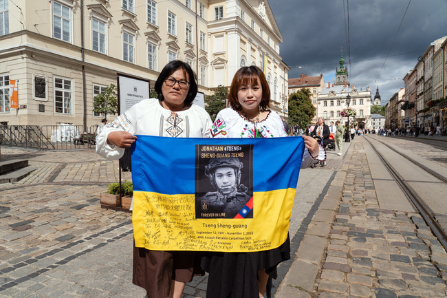 台灣志願兵曾聖光母親重訪烏克蘭　走出喪子傷痛 | 華視新聞