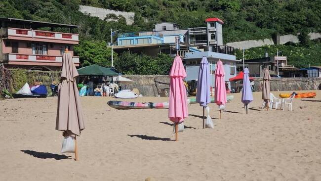 大武崙沙灘插傘占地遭指墾丁化　基市：推動納管 | 華視新聞