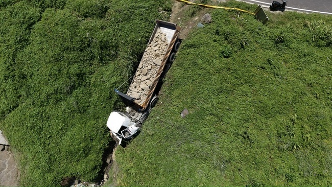 新北瑞芳台2線車禍 砂石車衝破護欄卡邊坡駕駛亡 | 華視新聞