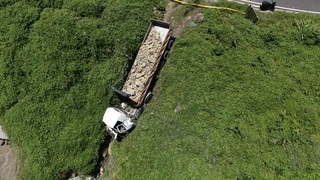 新北瑞芳台2線車禍 砂石車衝破護欄卡邊坡駕駛亡