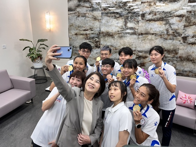 接見屏東優秀選手　周春米頒獎金勉續「穿金戴銀」 | 華視新聞