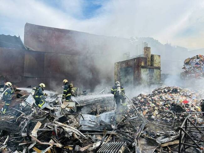 松山機場旁資源回收場起火　北市消急滅火無傷亡 | 華視新聞