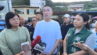 沙灘插滿傘占地、遭指墾丁化　謝國樑：依法告發