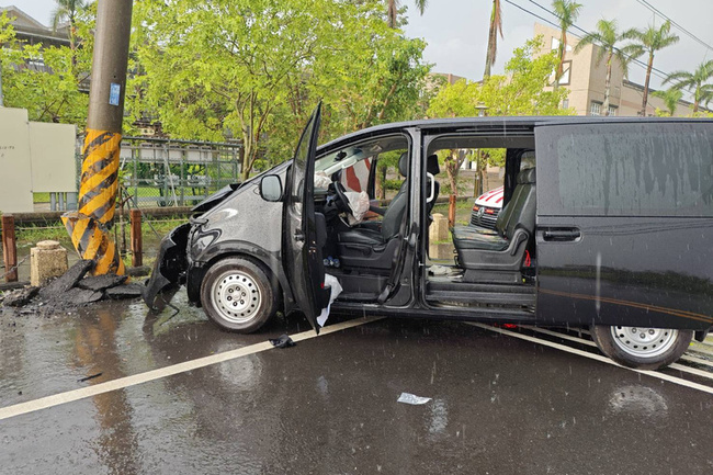 台南柳營廂型車自撞  實境旅遊節目劇組人員5傷 | 華視新聞