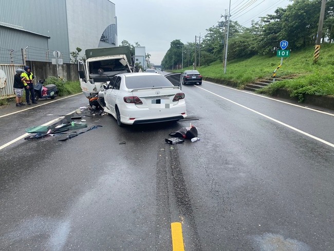 高雄大寮自小客疑打滑逆向撞小貨車　釀4傷送醫 | 華視新聞